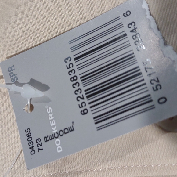 NWT Men Dress Shirt Size XL by Dockers... yellow 🟡 - Picture 5 of 8